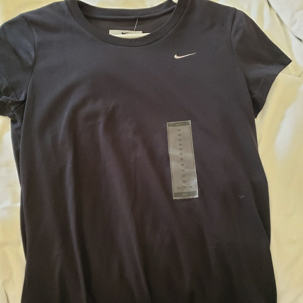 Nike workout shirt.. new w/tags.. size med